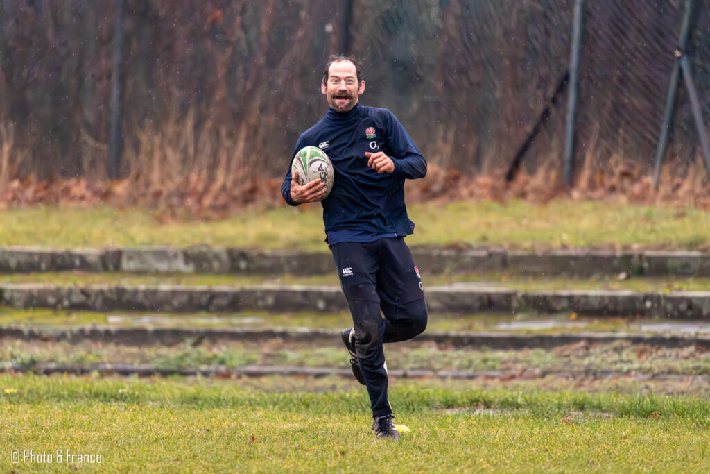 zawodnik rugby biegnący z piłką