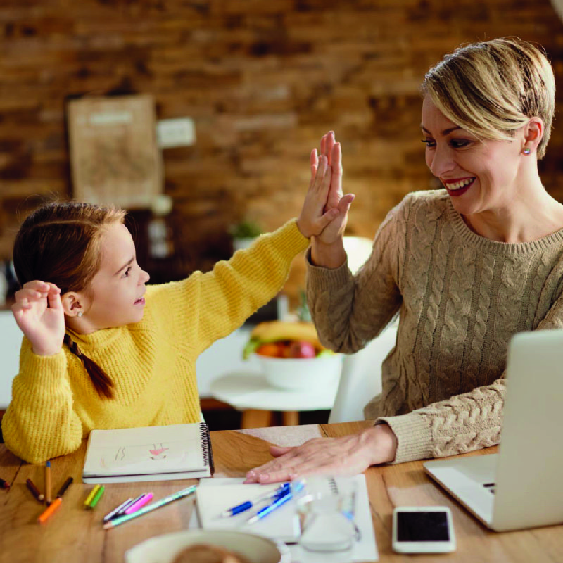 mama z córką zbijają piątkę przy laptopie