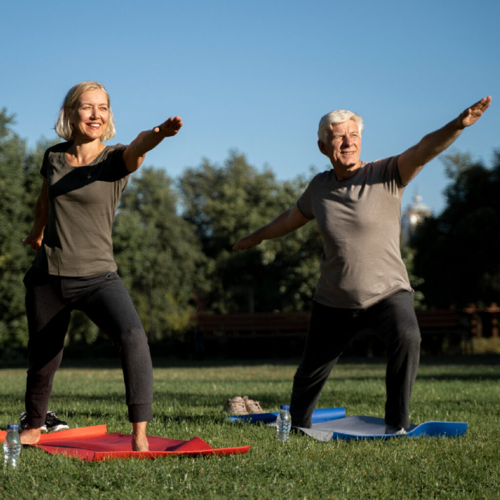 ludzie ćwiczący qigong