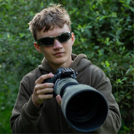 Tomek Michalski z aparatem fotograficznym